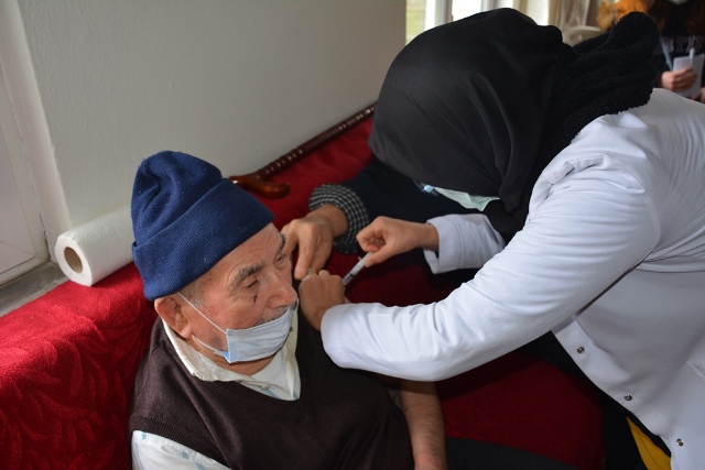 Bakan Koca 75 yaş üzeri büyüklerimiz randevu alarak aşı