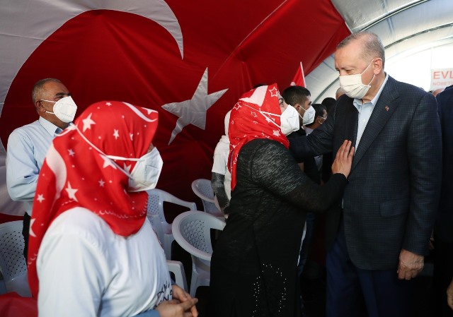 Cumhurbaşkanı Erdogan,evlat nöbeti tutan Diyarbakır annelerini ziyaret