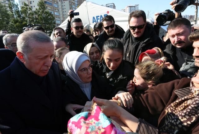 Cumhurbaşkanı Erdoğan, Diyarbakır’da deprem bölgesinde incelemelerde